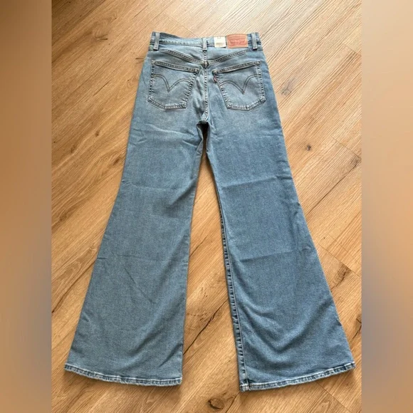 Levi's Ribcage bell Jeans- 29x32 - Picture 7 of 8